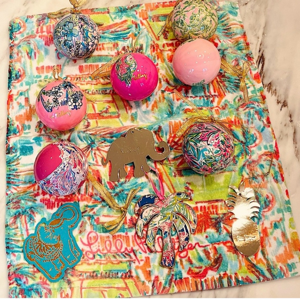 8 GORGEOUS LILLY PULITZER CHRISTMAS TREE ORNAMENTS.
• NWOT•